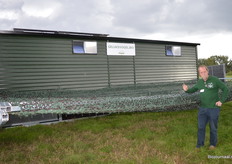 Poppe Braam bij de mobiele kippenkar van GeluksVogel. 